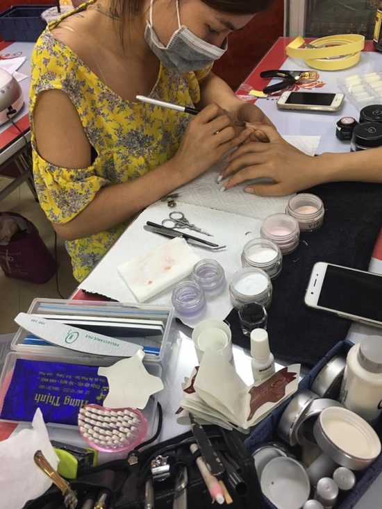 Học viên học nail thực hành trên mẫu